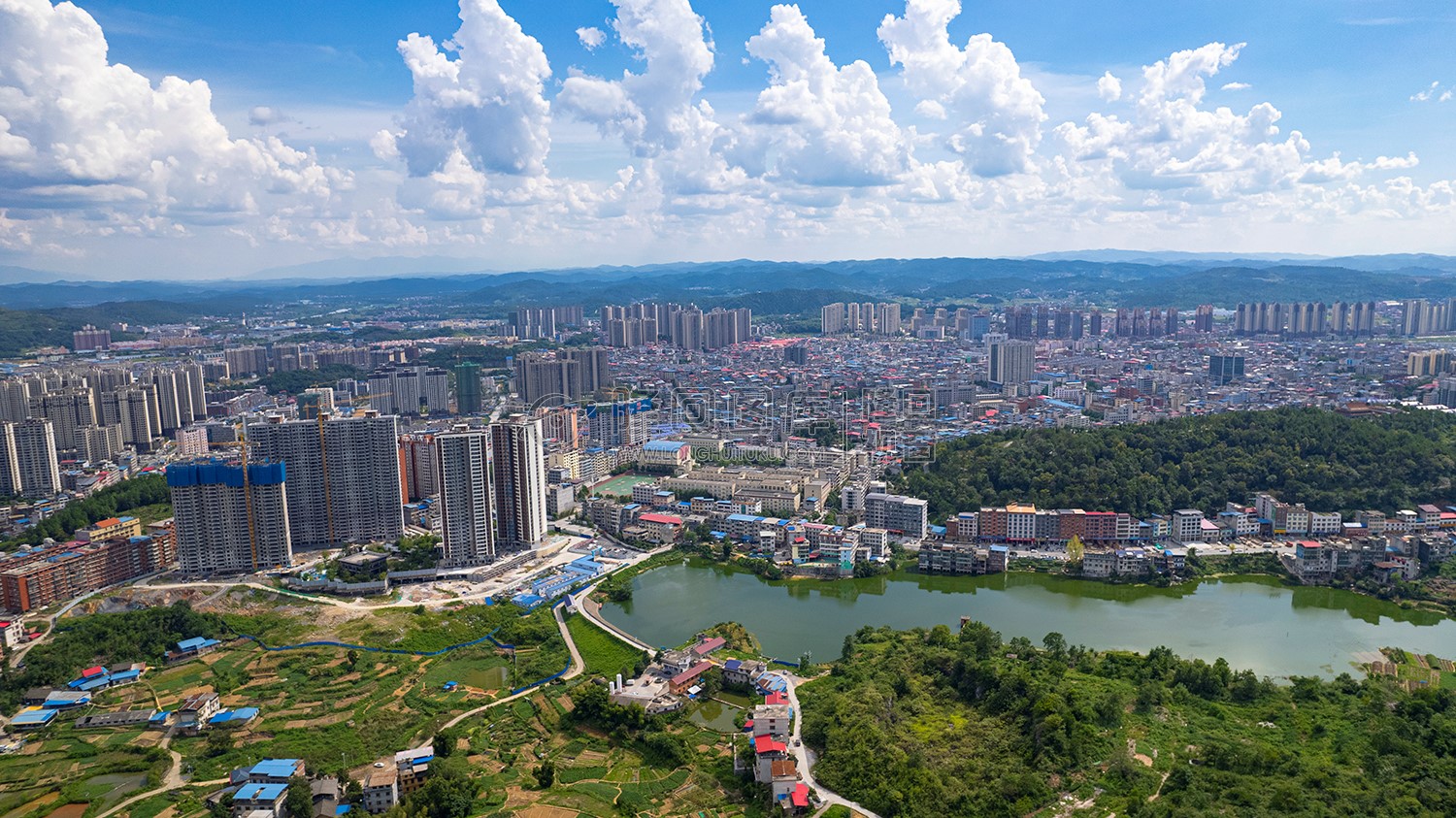 绿洲新城 荷叶塘 魏源公园方向看隆回县城