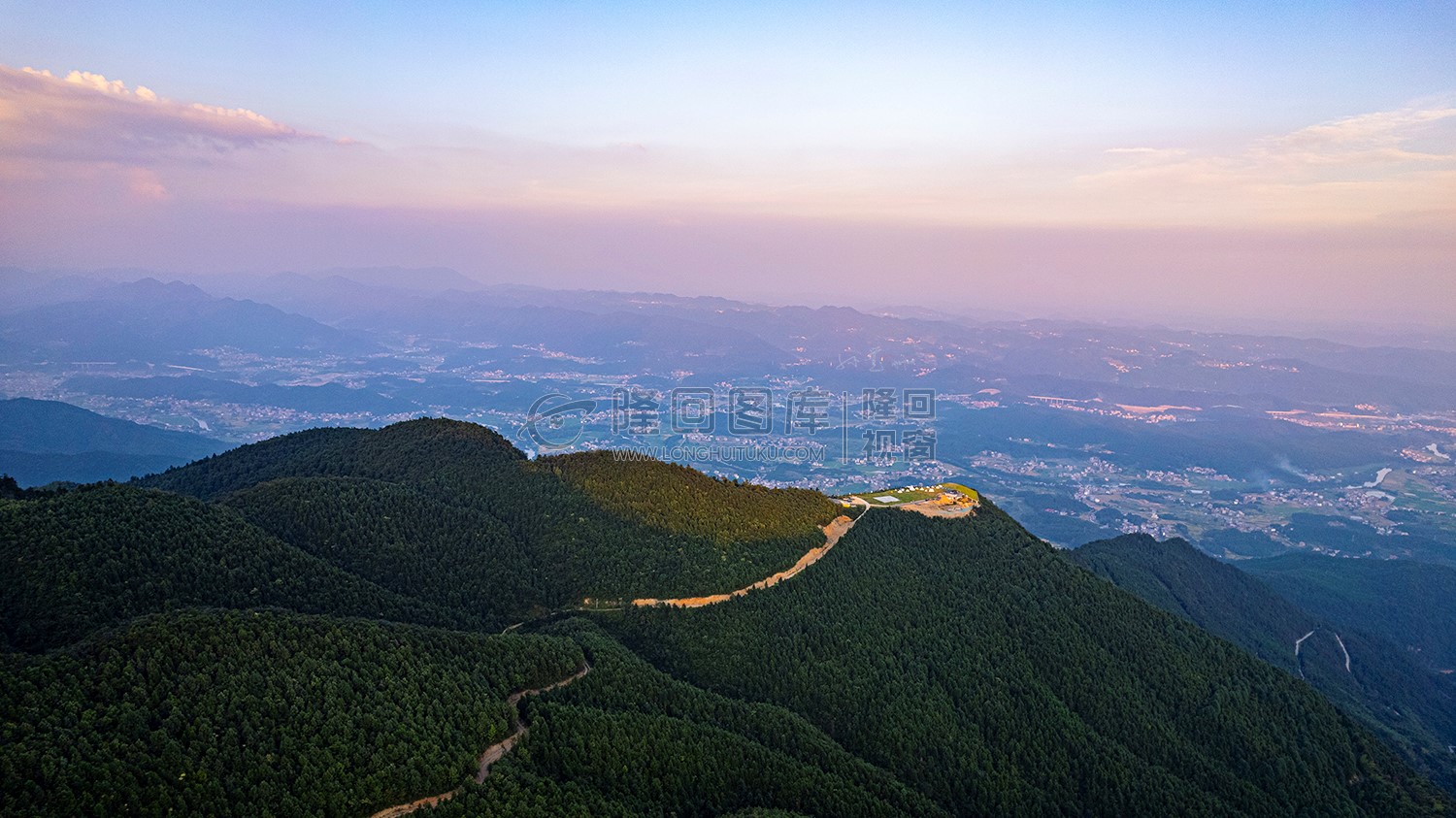 大东山下的六都寨镇