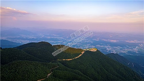 大东山下的六都寨镇