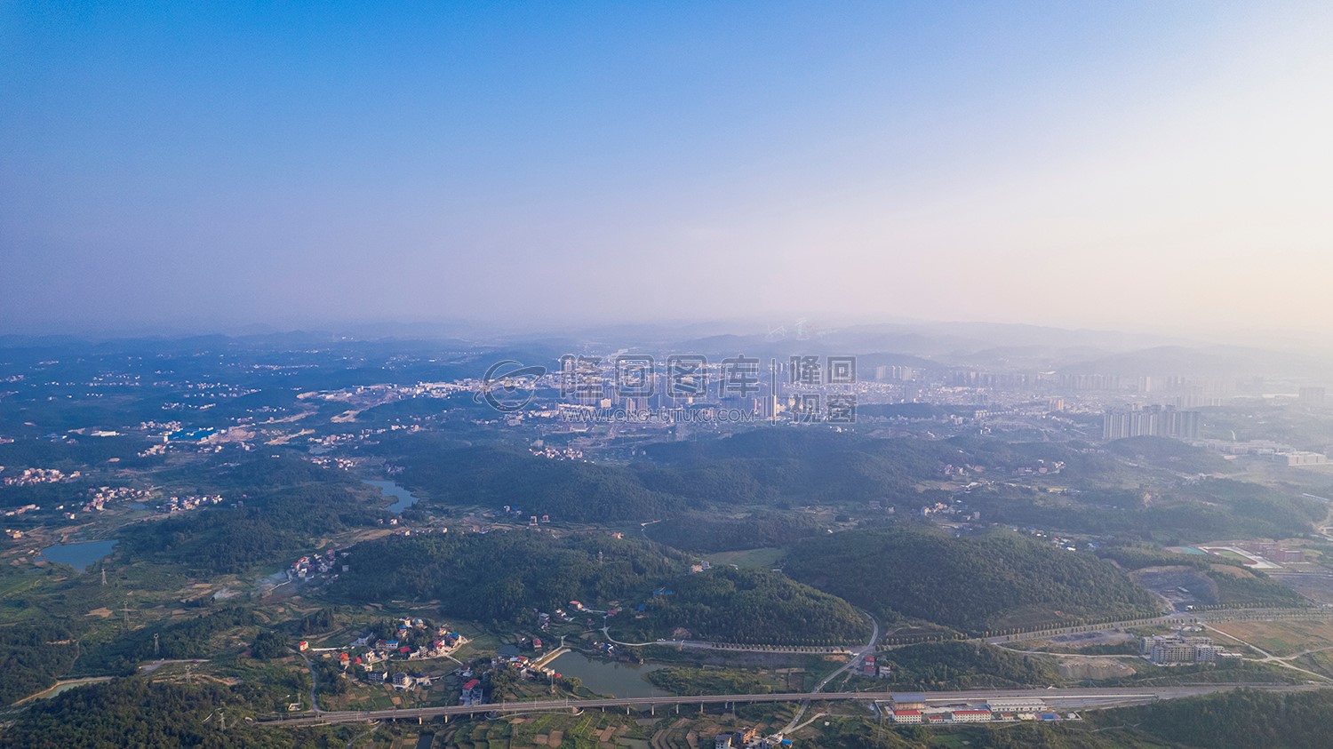 高铁站南宋松方向看县城