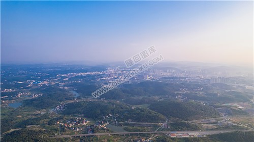 高铁站南宋松方向看县城