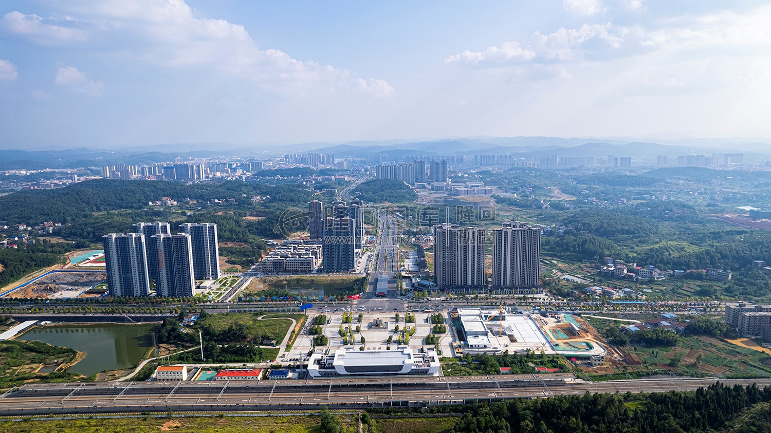 隆回高铁站往县城方向看