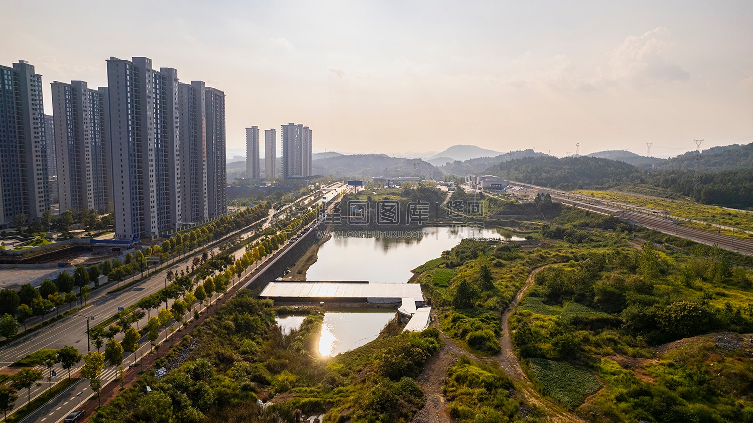 隆回高铁站边上的池塘