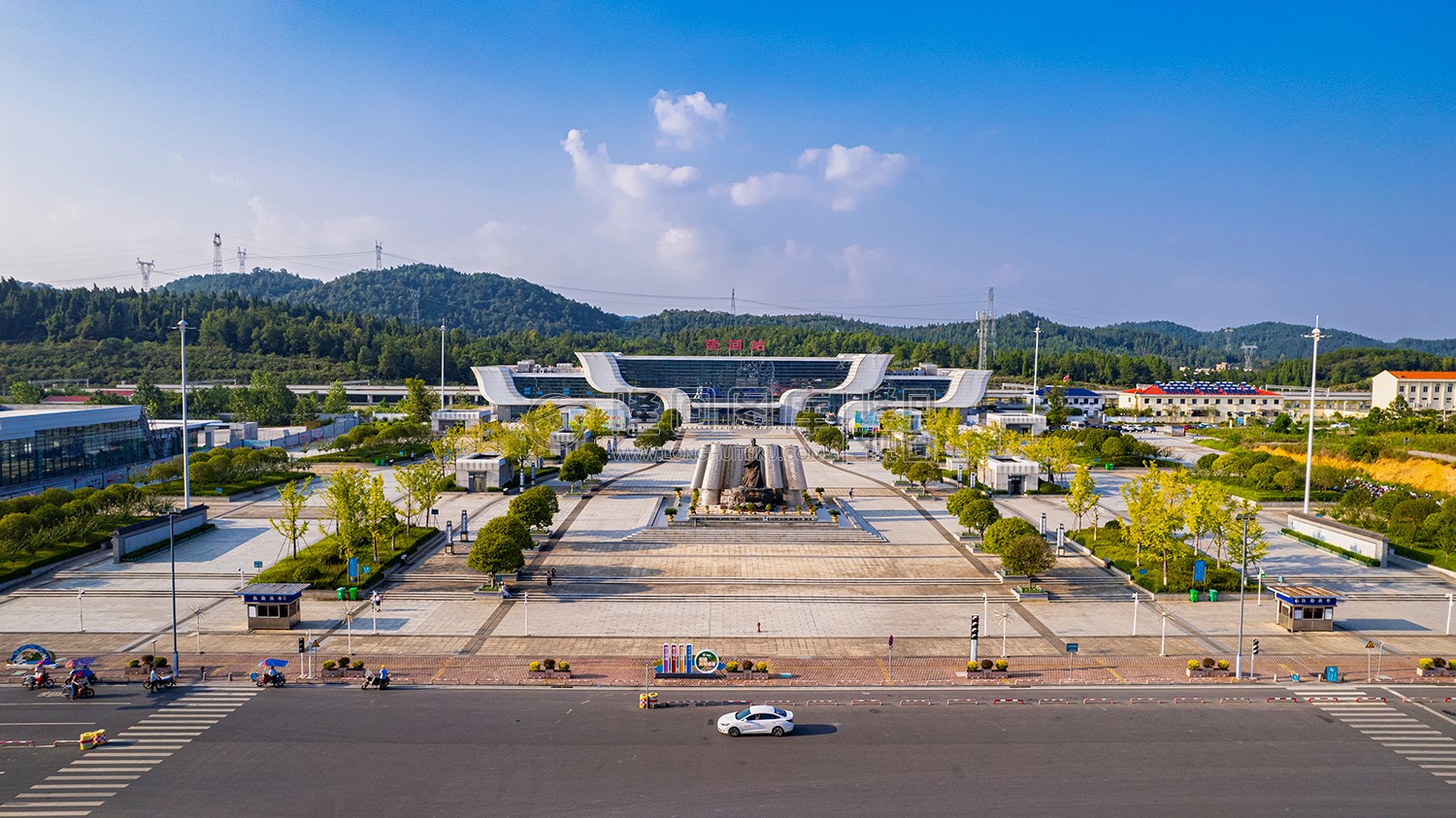 隆回高铁站魏源铜像广场