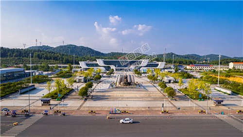 隆回高铁站魏源铜像广场