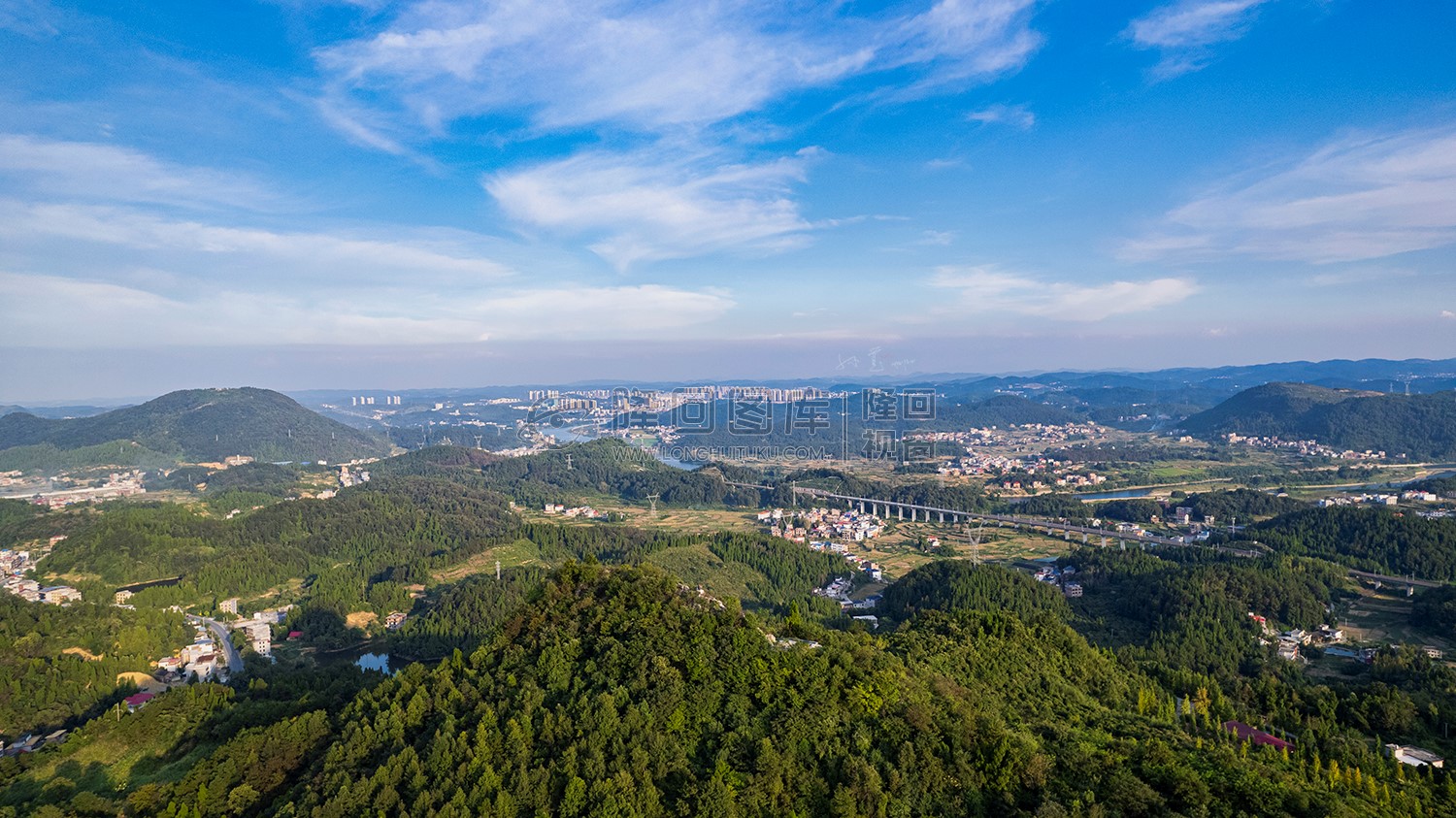 山顶看沪昆高铁与隆回县城