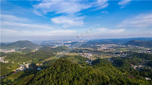 山顶看沪昆高铁与隆回县城