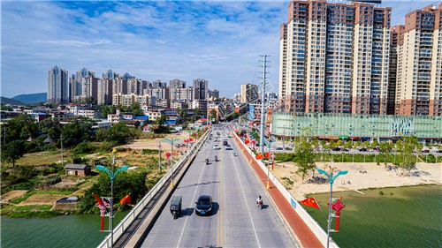 隆回二桥国旗飘飘