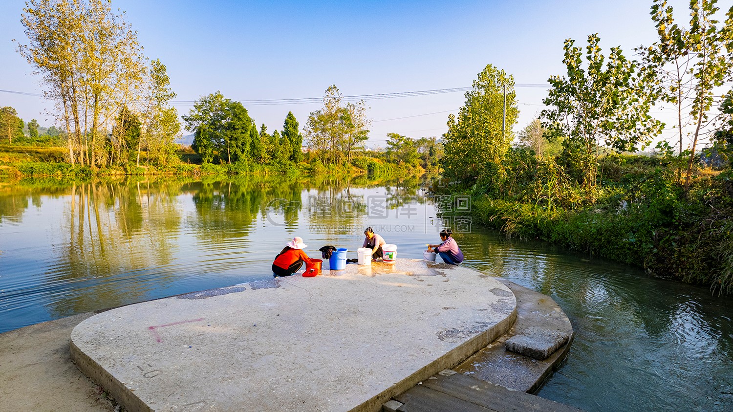 石桥边上的洗衣台