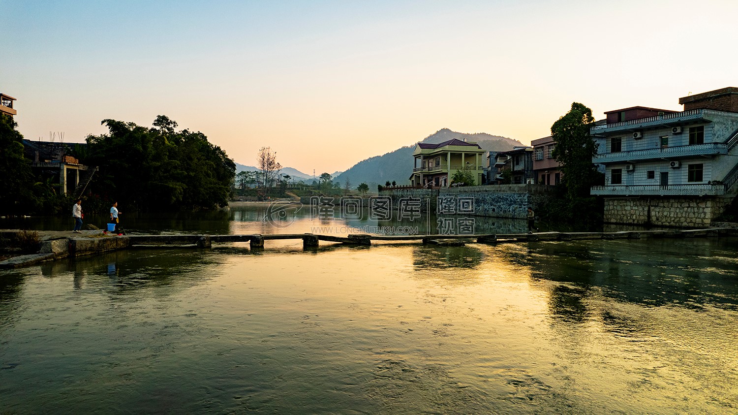 许家石板桥上过路的村民