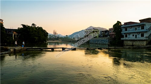 许家石板桥上过路的村民