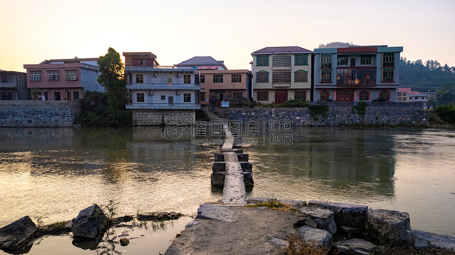 许家石板桥的早晨