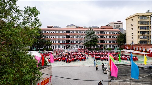 东方红小学校门