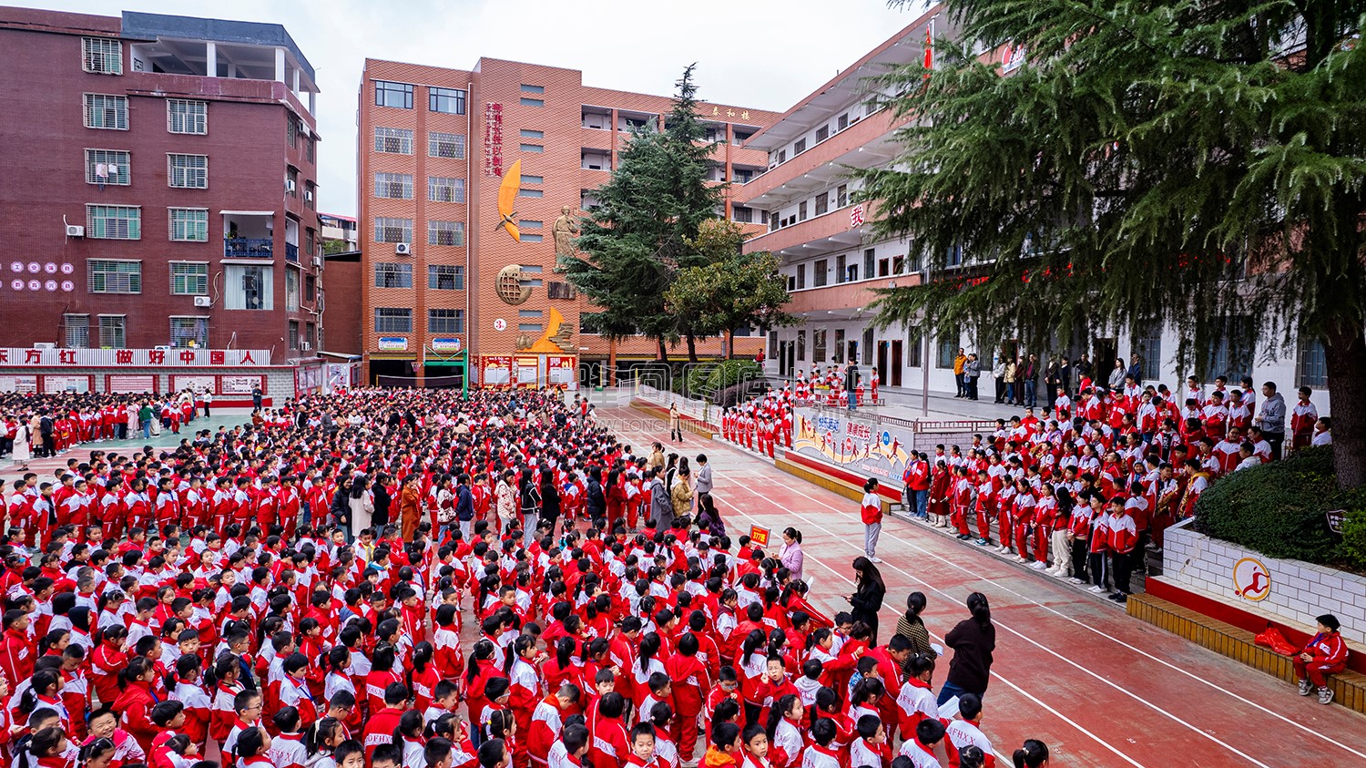 东方红小学学生们