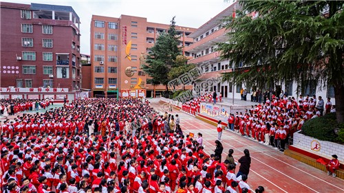 东方红小学学生们