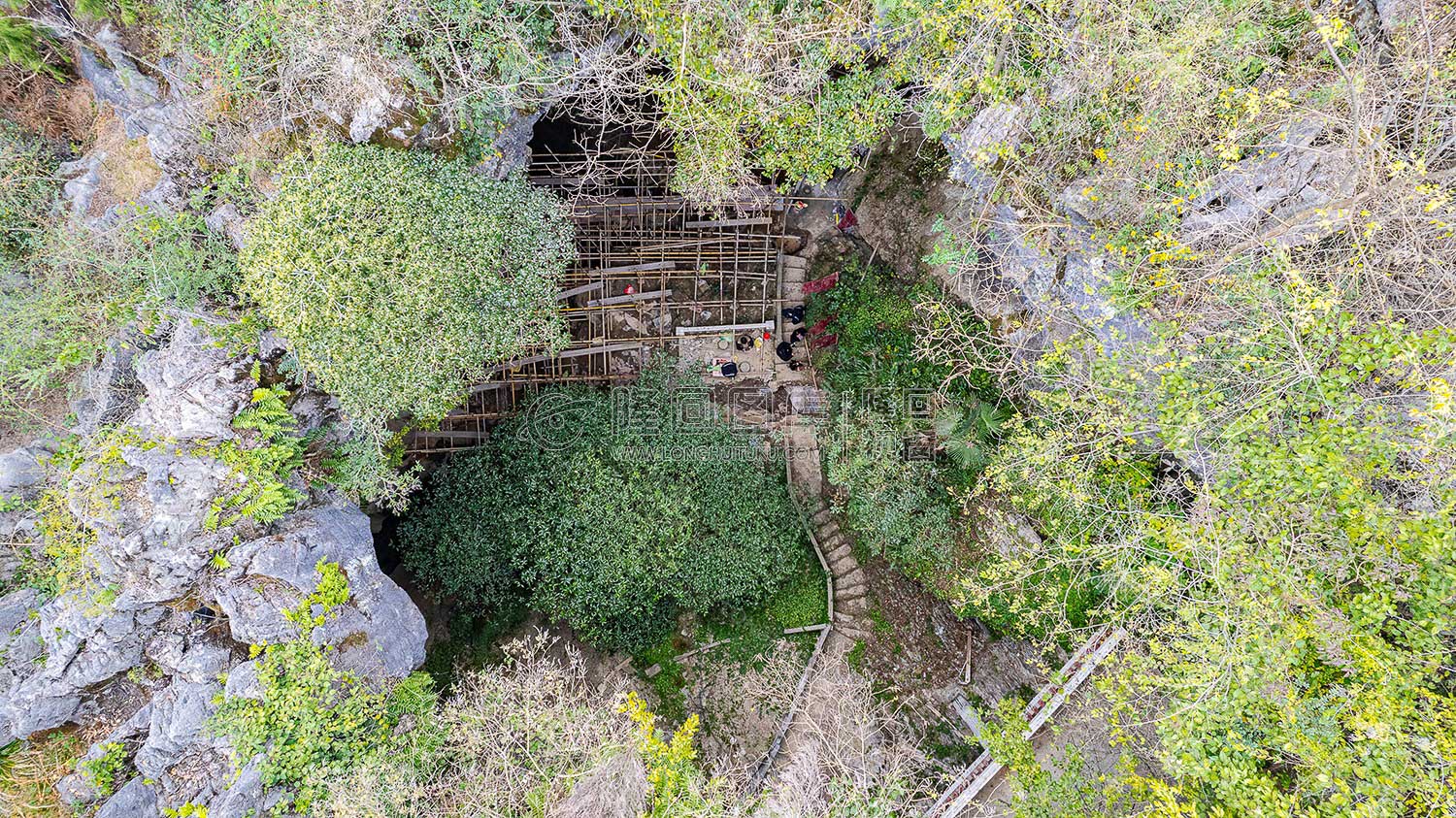 山顶洞口看天仙洞