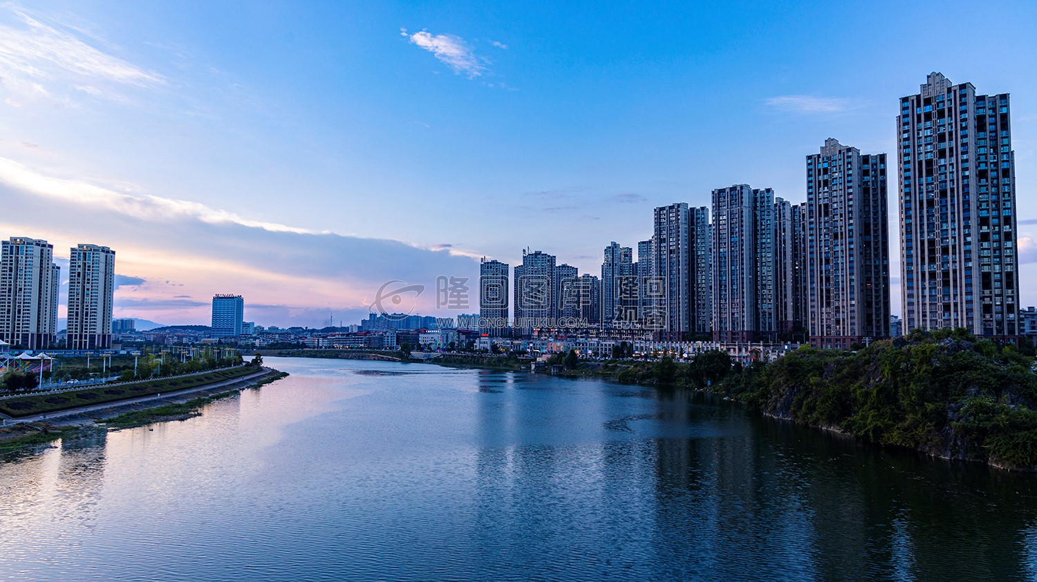 辰河世家夜幕降临时