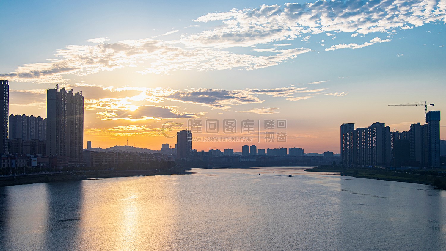 赧水河日出风景