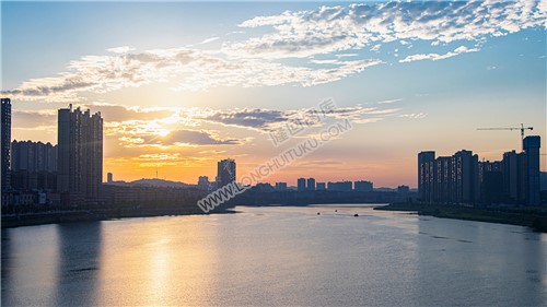 赧水河日出风景