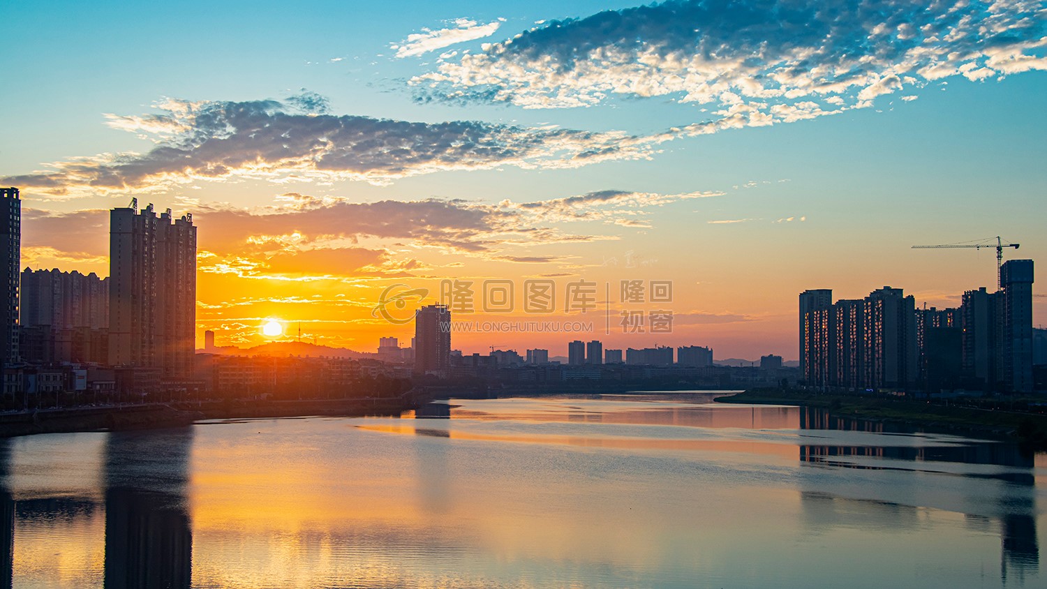 赧水河日出风景