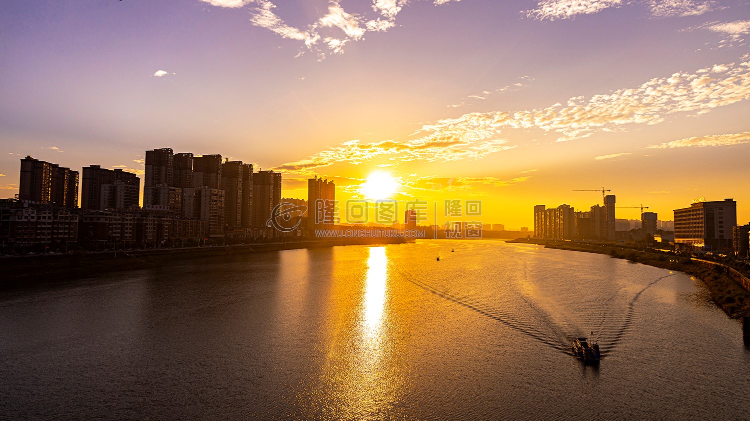 赧水河的日出美景 垃圾清运船开过