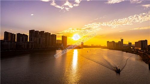 赧水河的日出美景 垃圾清运船开过