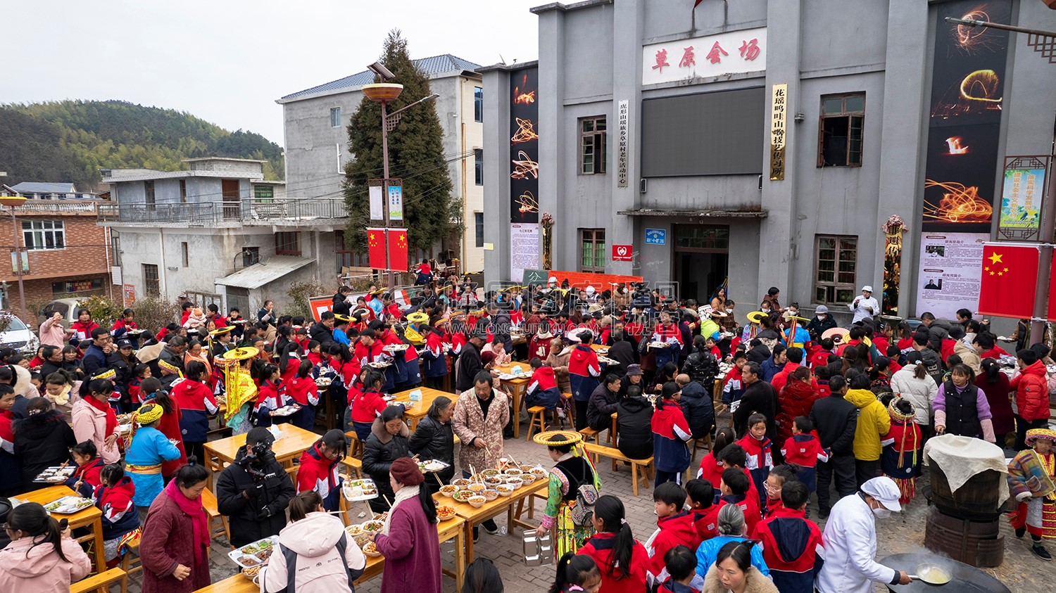 学生 嘉宾 家长们一起用餐