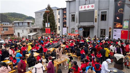 学生 嘉宾 家长们一起用餐