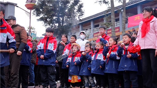 草原小学学生们吃糯米团看舂糍粑