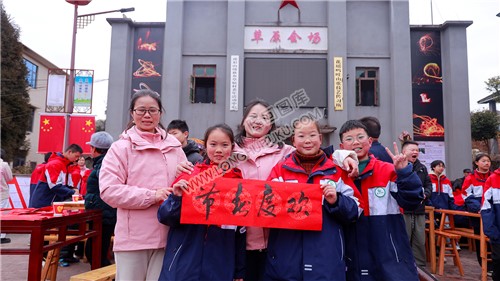 草原小学老师与学生们合影