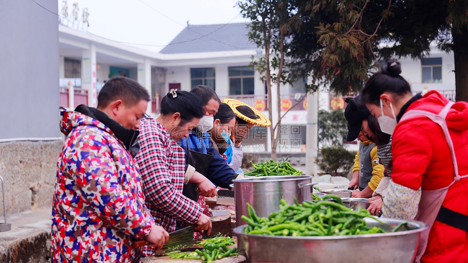 家长们自发帮厨切菜