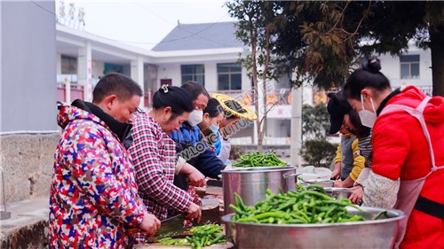家长们自发帮厨切菜
