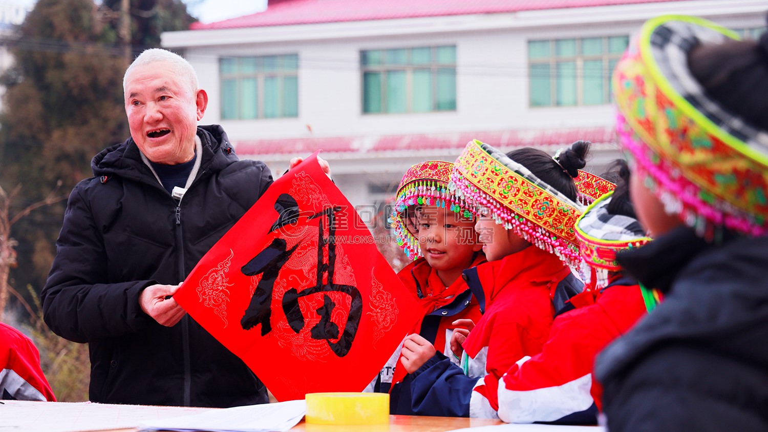 带孩子们书写对联