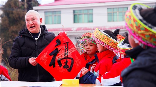 带孩子们书写对联