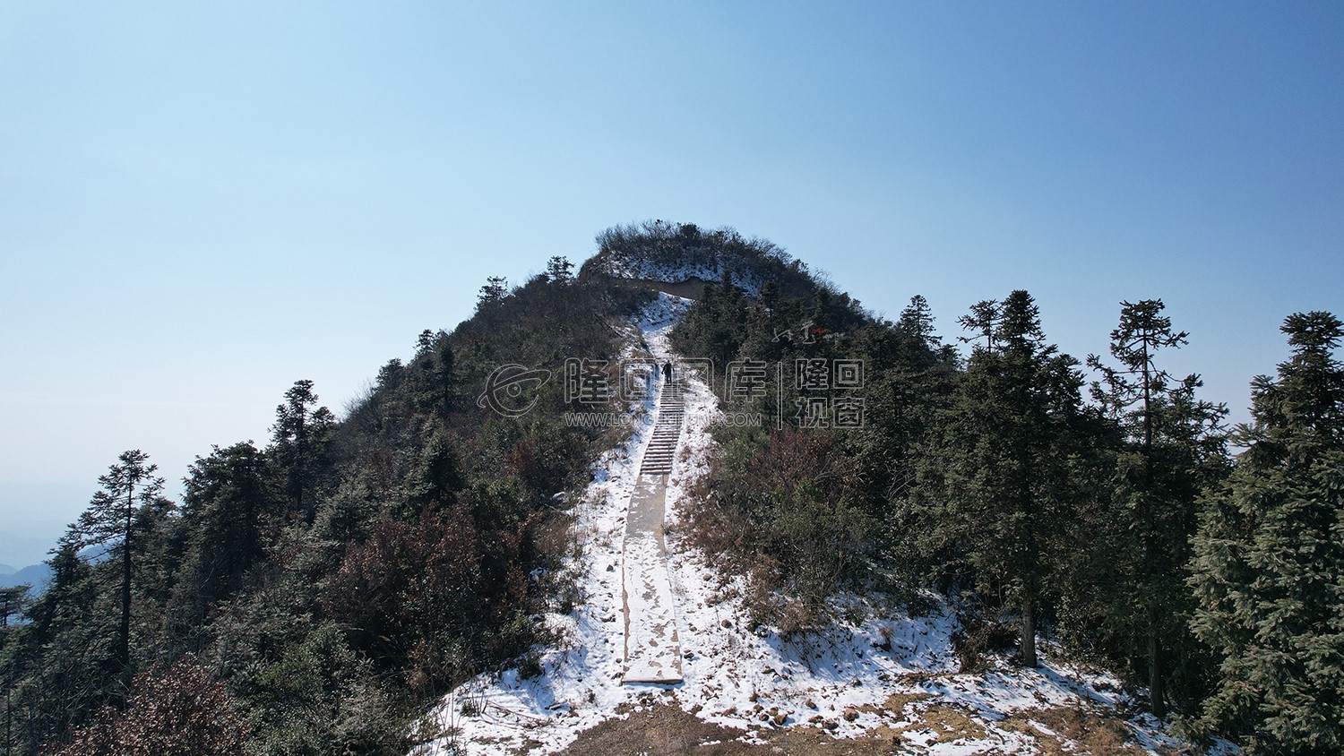 步行道两旁还未融化的积雪