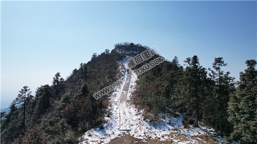 步行道两旁还未融化的积雪