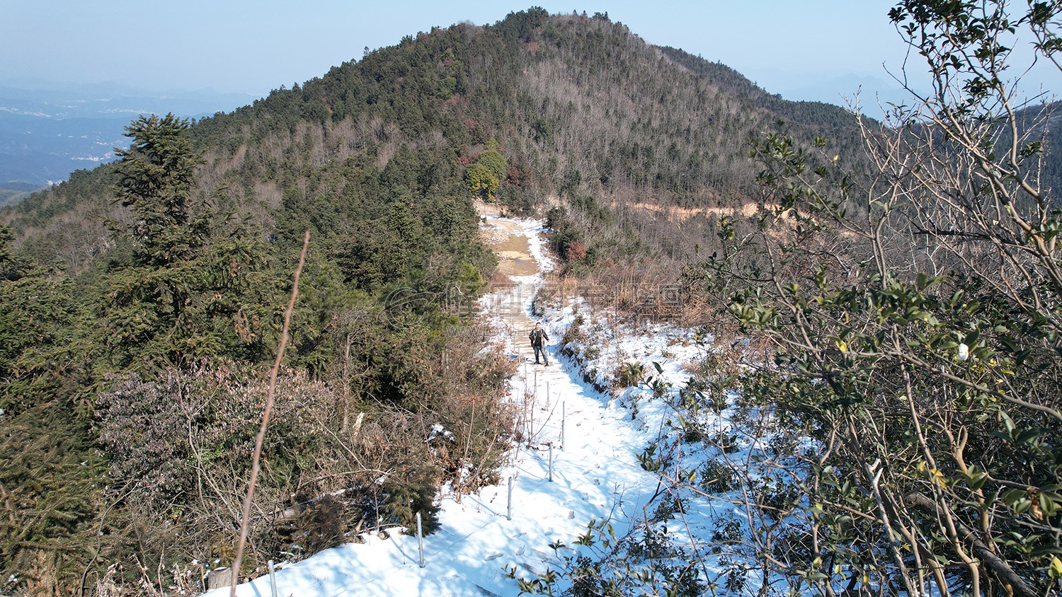 山顶还未融化的积雪