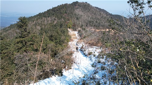 山顶还未融化的积雪