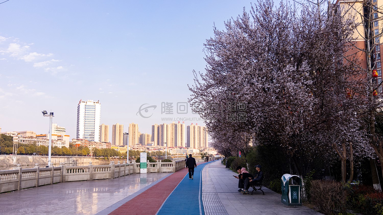 彩虹跑道散步的市民