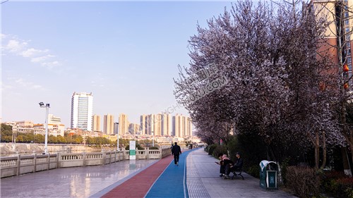 彩虹跑道散步的市民