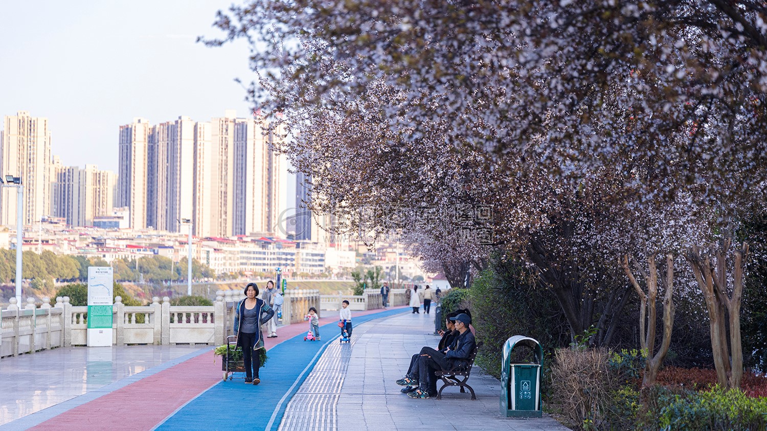 彩虹跑道散步的市民