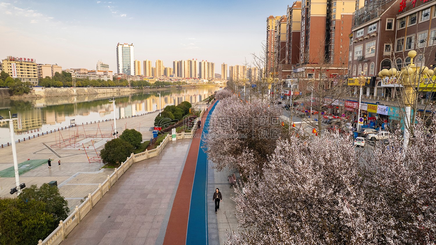 隆回河边樱花风光