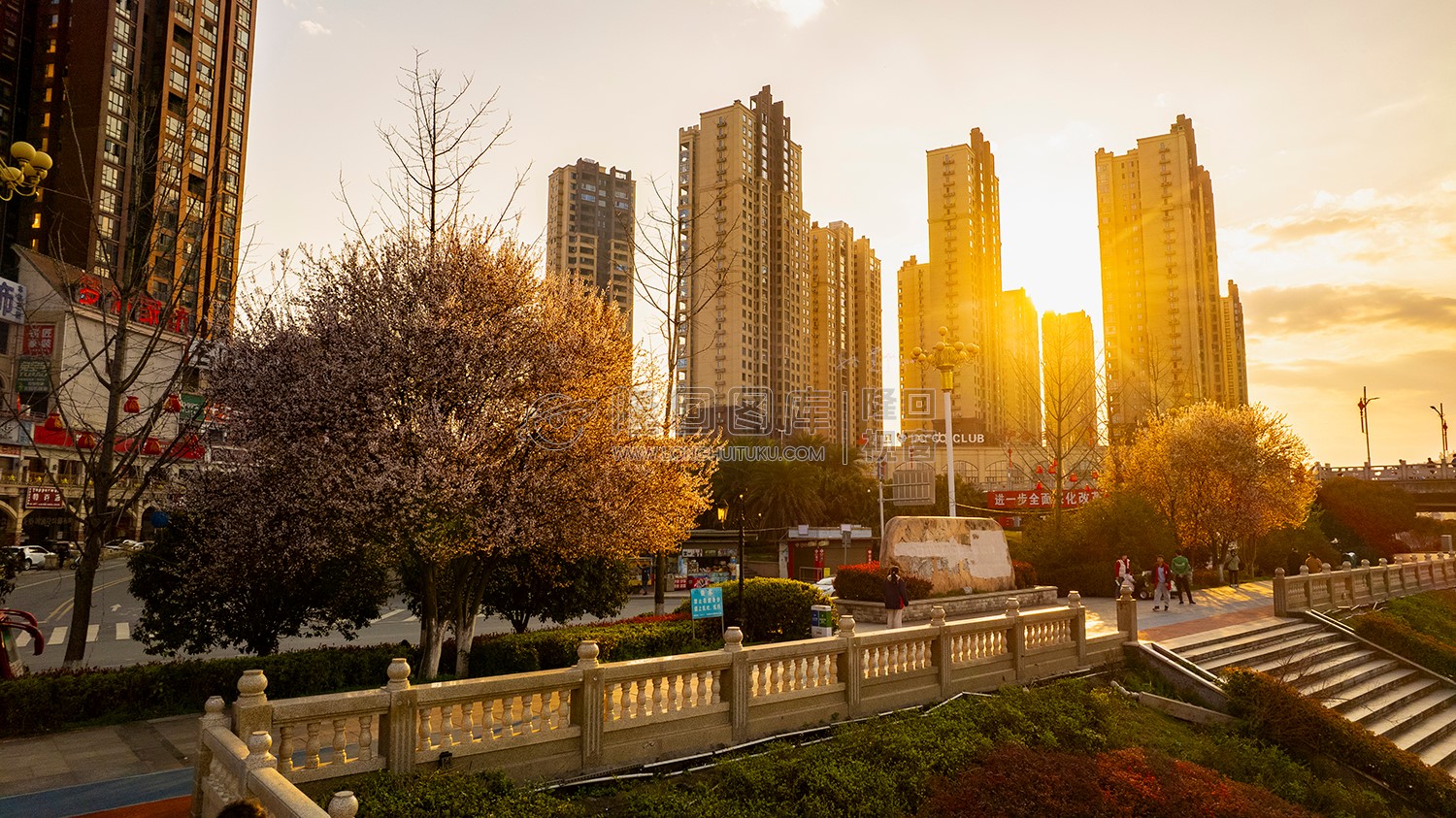 夕阳下的隆回河边风光