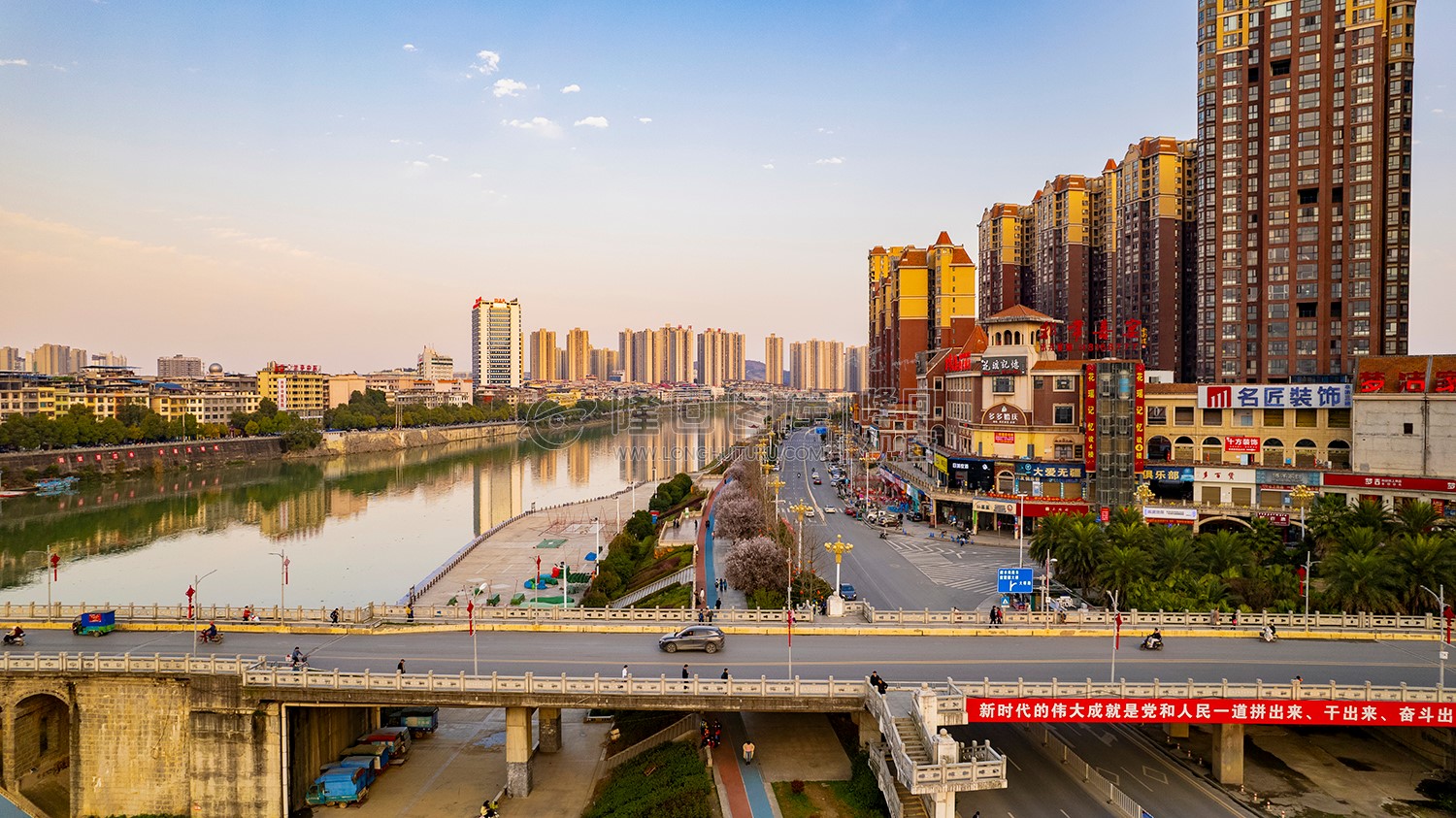 隆回大桥巴黎新城河岸风光