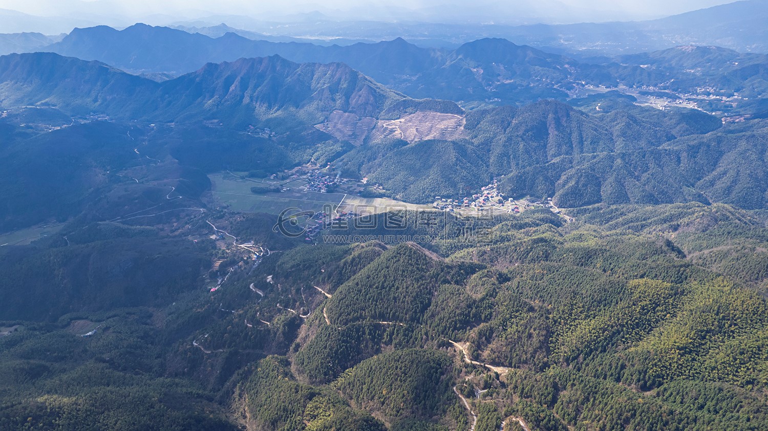 九龙山下的白竹坪村