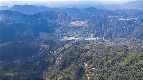 九龙山下的白竹坪村