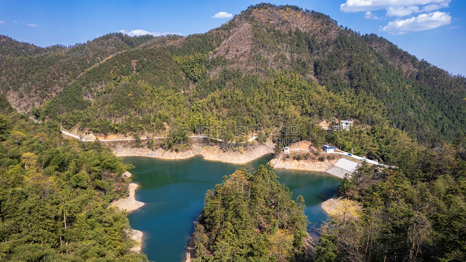 山顶的九龙山水库