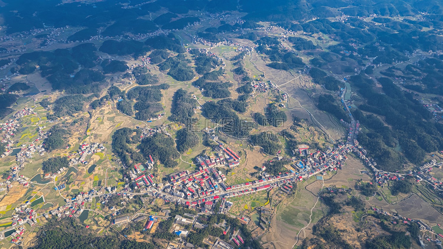 九龙山下的岩口镇