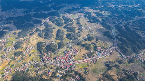九龙山下的岩口镇