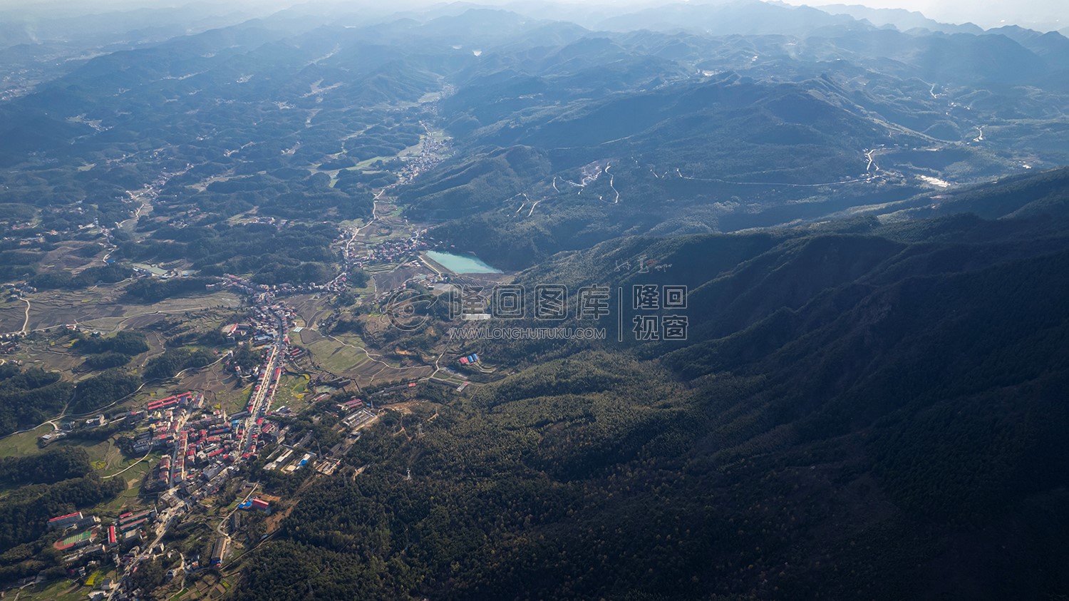 九龙山下的岩口镇